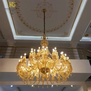 لوستر اشرافی طلایی رنگ سبک باکارات منحنی(65 شاخه)