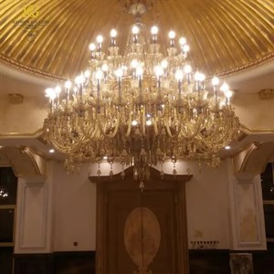 لوستر مجلل طبقاتی طلایی سبک با کارات گنبدی(65 شاخه)