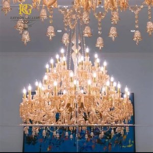 لوستر باکارات هرمی طلایی با آویزهای دودی (65 شاخه)