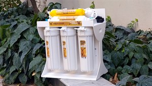 تصفیه آب خانگی 6 مرحله‌ای  aqua clearبا ممبران اسمز معکوس و هوزینگ های درجه یک  با پمپ و آداپتور درجه یک