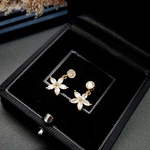 گوشواره زنانه نقره طرح گل با آبکاری طلایی و عیار 925 در رخسار سیلور 