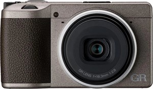 دوربین دیجیتال کامپکت Ricoh GR III Diary Edition، بدنه خاکستری گرم متالیک با گریپ قهوه ای تیره و حلقه نقره ای طبیعی، با سنسور CMOS سایز APS-C 24 مگاپیکسلی، لنز 28mmF2.8 GR (در فرمت 35 میلی متری)