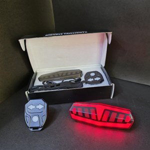 چراغ خطر دوچرخه راهنمادار شارژی با ریموت شارژی رو فرمان مدل FY-1808 