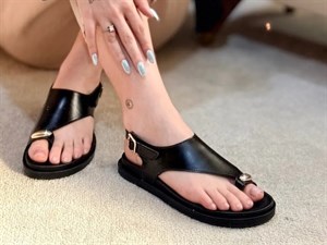 صندل زنانه رکاب‌دار انگشتی یراق‌دار رنگ مشکی