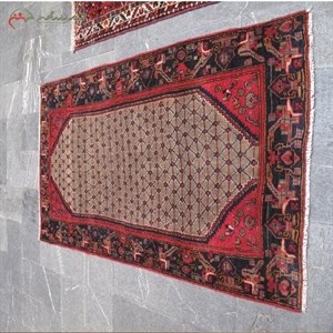 قالیچه دستبافت قروه کد 39136 طرح بندی با تقارن رنگ، زمینه شتری و حاشیه سرمه ای با ضمانت
