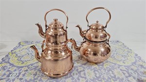کتری مسی و قوری مسی دسته مسی سمت چپی.کتری 2 لیتری داخل قلع  ارتفاع کتری 17.ارتفاع قوری 13 سانت.در مس زنجان نمونه