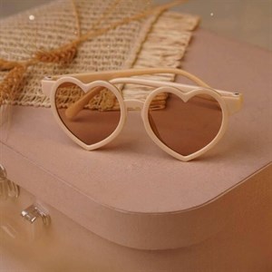 عینک آفتابی کودک مدل قلب کرم