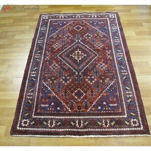 قالیچه دستبافت کاشان کد 39497 در طرح زمینه لچک و ترنج، زمینه لاکی و حاشیه کرم