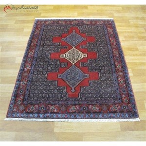 قالیچه ی دستبافت سنندج کد 40117 با نقشه تماشایی و طرح زمینه 3 ترنج، رنگ زمینه و حاشیه لاکی، ثبات رنگ و تراکم بالا