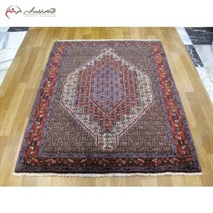 قالیچه ی دستبافت سنندج کد 40130 سایز ذرع و نیم با نقشه اعلاء در طرح لچک و ترنج، زمینه لاکی و حاشیه کرمی