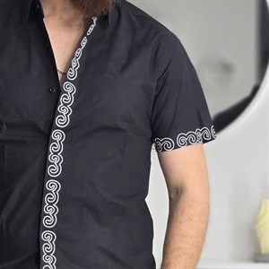 پیراهن مردانه آستین کوتاه مشکی طرحدار جنس پوپلین کشی سایز M تا XXL