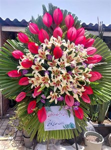 تاج گل یک طبقه حدود ۲ متر  و برای مراسم سوگواری در فضاهای کوچکتر مناسب