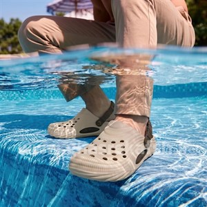 کراکس دمپایی مردانه مدل جزیره طبی لژدار crocs jazireh رنگ کرم قهوه ای کد A7
