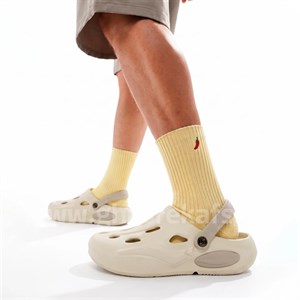 کراکس دمپایی مردانه مدل ساحلی لژدار crocs رنگ کرم روشن کد A8