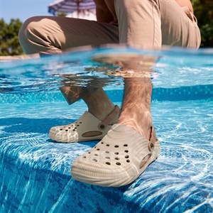 کراکس دمپایی مردانه مدل جزیره طبی لژدار crocs jazireh رنگ کرم کد A6