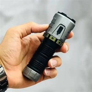 چراغ قوه یاماو مدل YM-F86X با ۸ لامپ LED و سیستم ژیروسکوپ چرخشی و قدرت و پخش نور بسیار بالا همراه دو باتری