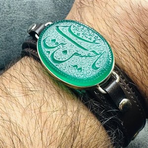 دستبند چرم عقیق سبز حکاکی یا حسین (ع)؛ تجلی اقتدار و معنویت در دستان شما  کد 3902