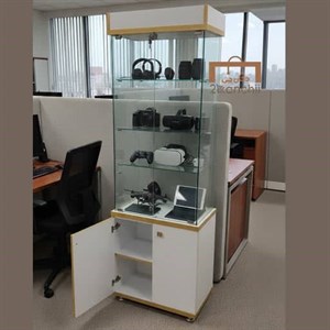 ویترین ایستاده شیشه‌ ای لوکس با کتیبه