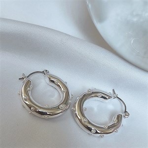 گوشواره حلقه‌ای پر از نگین کاری مروارید قفل چفتی