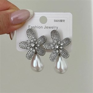 گوشواره گل طرح جواهر مرواریدی کد 679
