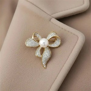 سنجاق سینه زنانه ژوپینگ مدل لوسیتا طرح پاپیون نگین‌دار با مروارید مرکزی