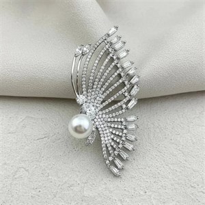 سنجاق سینه زنانه ژوپینگ مدل اوریل فلای طرح پروانه نگین‌دار با مروارید مرکزی