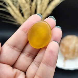 نگین عقیق زرد خراسان اصل معدنی مزین به دعای شرف الشمس اعمال مخصوص انجام شده ( رزق و روزی ) کد 9934