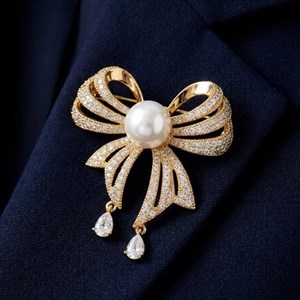 گل سینه زنانه مدل مروارید ژوپینگ طرح پاپیون