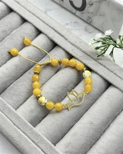 دستبند زنانه طرح پرنده با سنگ جید تراشدار خردلی و گوی گل‌دار زرد ارسال رایگان