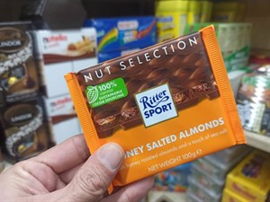 شکلات بادام نمکی عسلی 100 گرم ریتر اسپورت Ritter SPORT
