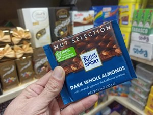 شکلات تخته ای دارک ریتر اسپرت Ritter sport مدل بادام کامل dark whole almonds  وزن 100 گرم