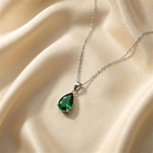 گردنبند نقره‌ای با نگین اشکی سبز زمردی 