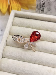 گل سینه پروانه نگین قرمز کد mah081