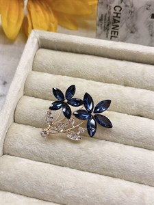 گل سینه گل نگین سرمه ای کد mah077