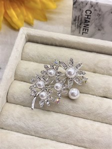 سنجاق سینه شکوفه گل نفره ای نگین کد mah0108