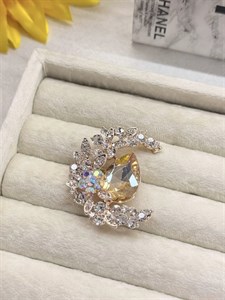 گل سینه ماه و گل‌با نگین طلایی کد mah0161