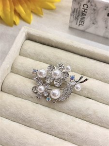 سنجاق سینه شکوفه گل مروارید نقره ای کد mah0133