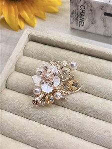 سنجاق سینه گل صدفی نگین طلایی کد mah0155