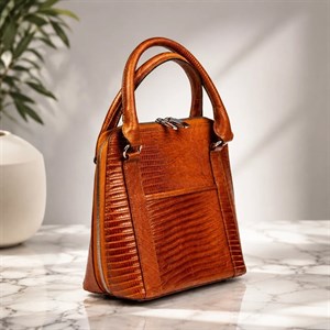 کیف دستی زنانه چرم طبیعی دلناز چرم (طرح لیزارد - رنگ عسلی)