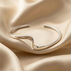 دستبند النگویی نقره‌ای با طراحی موج‌دار مدرن 
