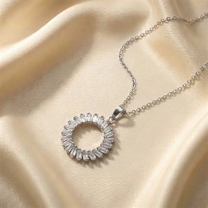 گردنبند طرح حلقه نقره‌ای با نگین‌های باگت 