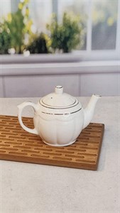 قوری چینی توس مدل افتاب گردان حاشیه طلایی