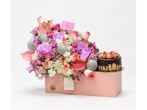 باکس گل و کیک برای فروشنده مرد | هدیه شیک و کاربردی برای قدردانی و تبریک