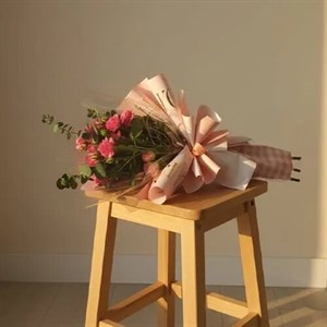 دسته گل رز مینیاتور به همراه برگ های اکالیپتوس – موژان|گلفروشی آنلاین