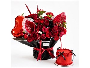 باکس گل و کیک برای کتابدار | هدیه‌ای شیک، صمیمی و متفاوت