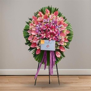 تاج گل مصنوعی با پایه چوبی، برای مراسم ترحیم و تسلیت