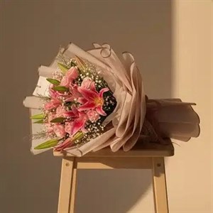 دسته گل لیلیوم صورتی با تزیین عروس – موژان|گلفروشی آنلاین