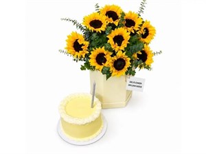 باکس گل و کیک ولنتاین برای نامزد