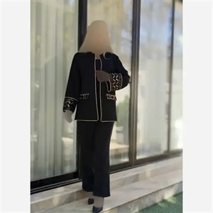 کت و شلوار زنانه ماهین جنس مازراتی با خرجکار مخمل سوزن دوزی رنگ مشکی