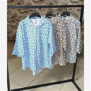 شومیز طرح دار جلو دکمه آستین پاکتی پارچه پری ترک فری سایز